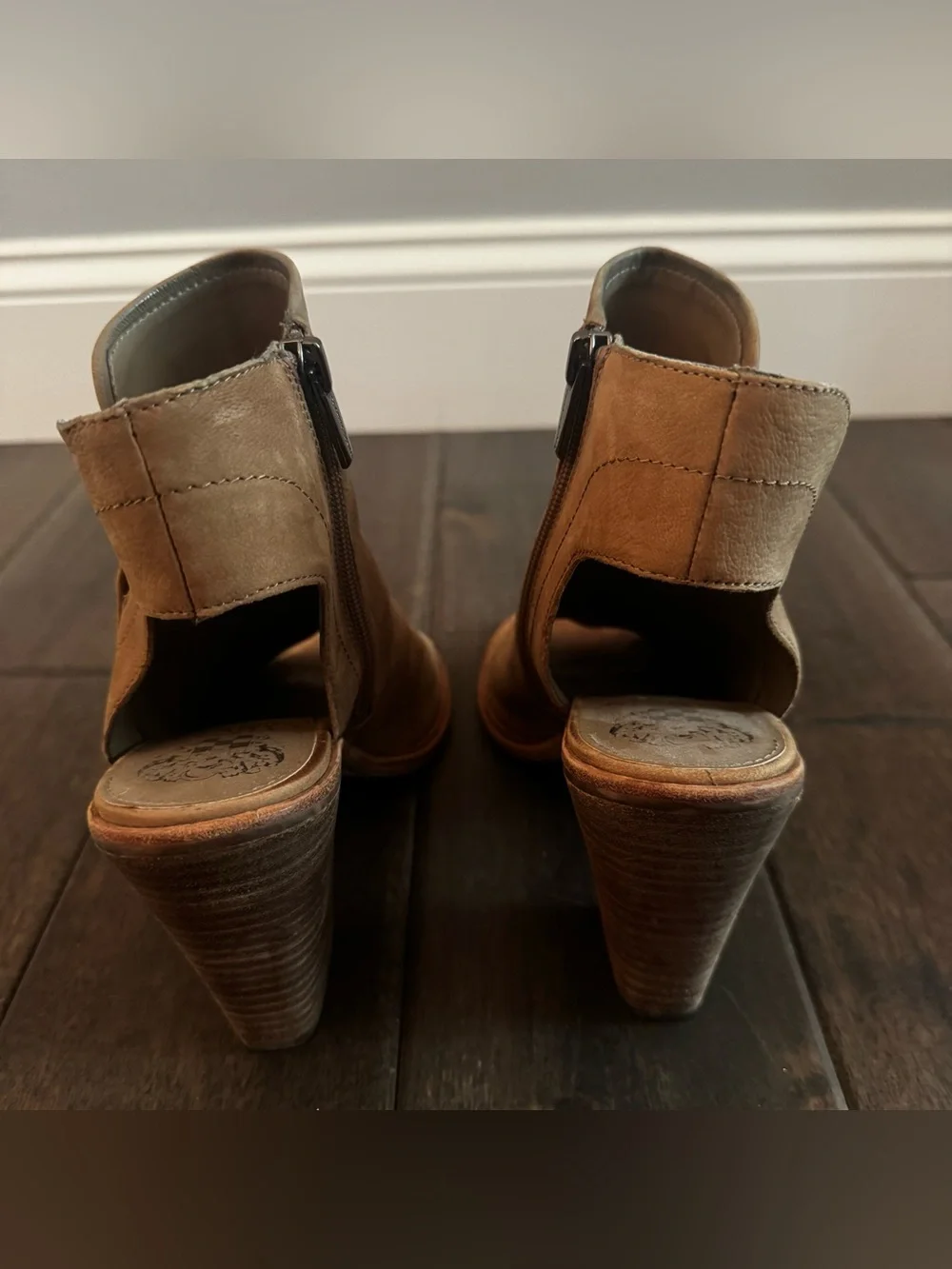 Vince Camuto Kamrina Tan Leather Peep Toe Cutout Block Heeled Zip Booties 8